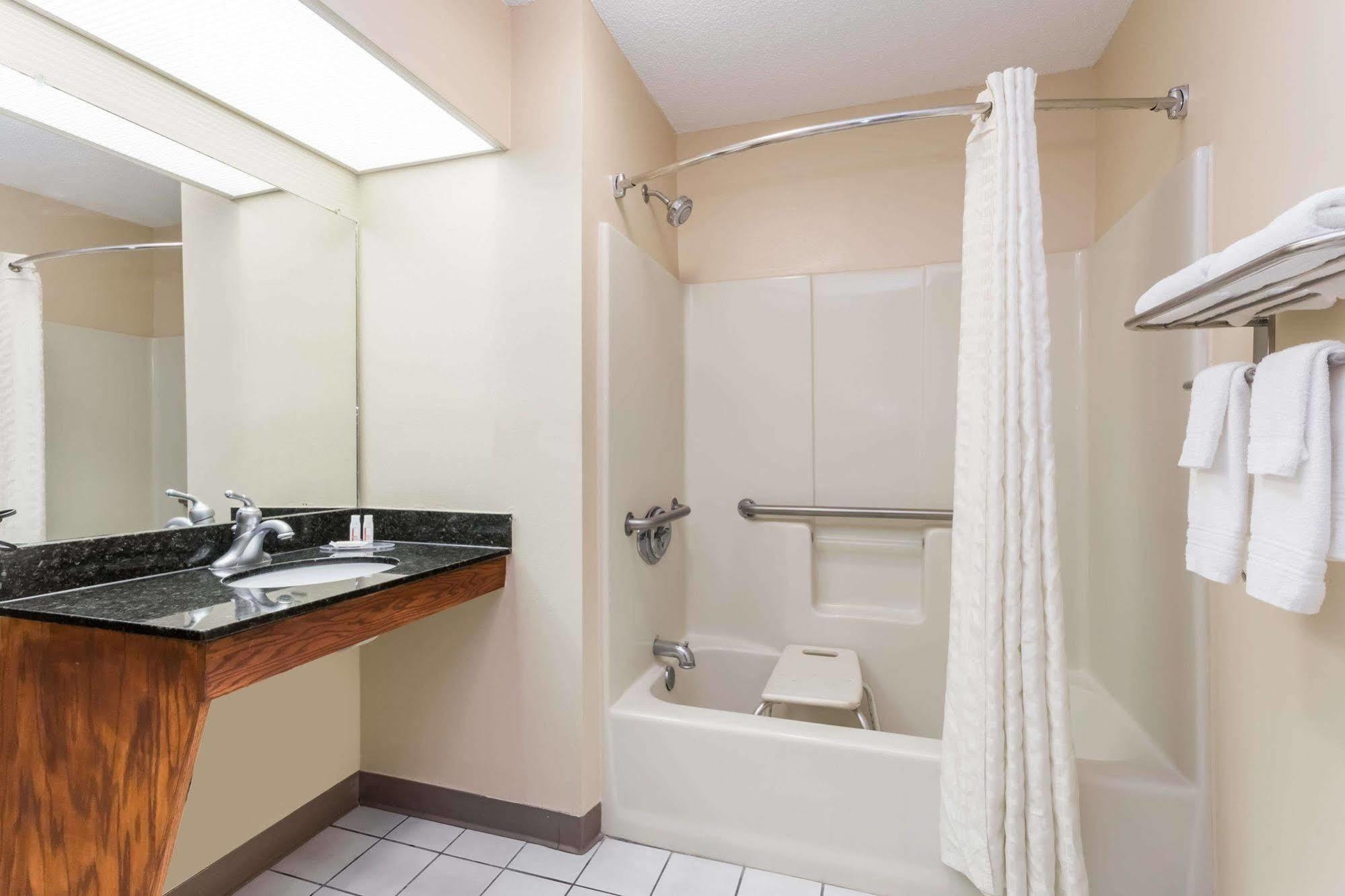 Hotel Baymont By Wyndham Waycross Exterior foto