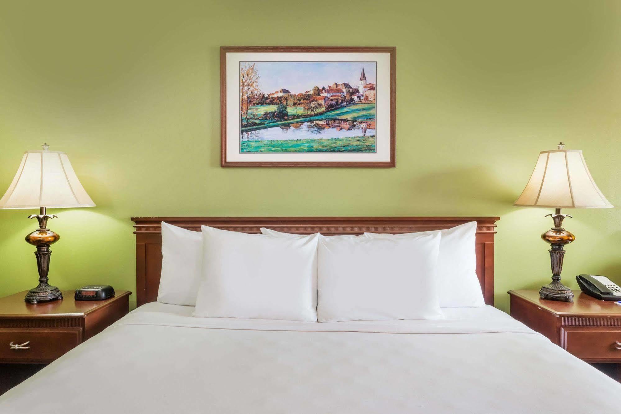Hotel Baymont By Wyndham Waycross Exterior foto